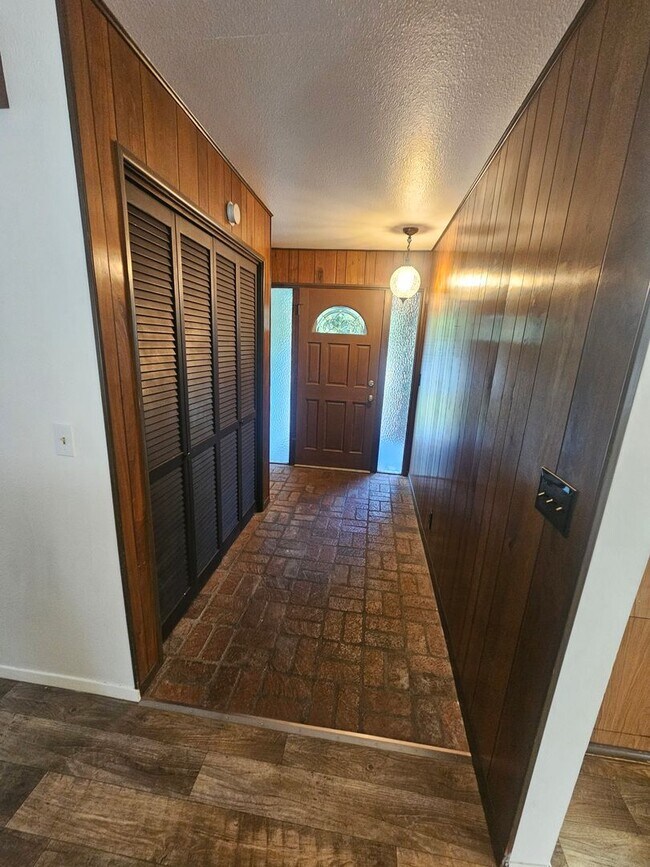 Building Photo - 426 Stanmar Dr
