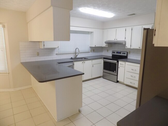 Building Photo - 3-Bedroom 2-Bathroom in Georgetown with Tons of Space!