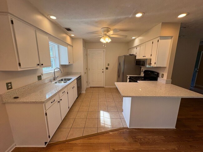 Building Photo - 133 John Glenn Dr