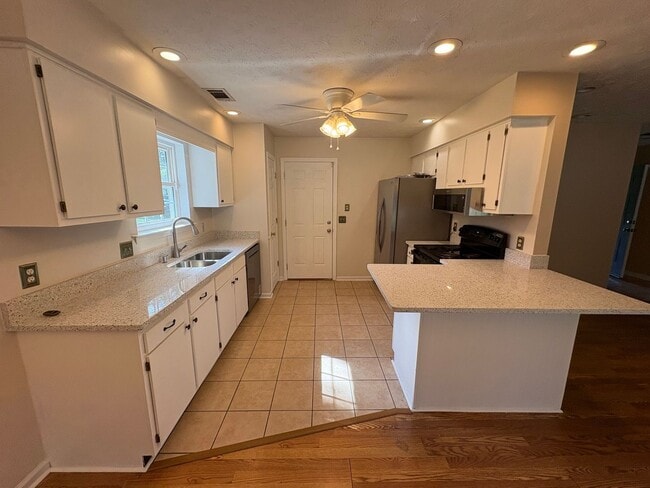 Building Photo - Spacious 3-Bedroom, 2-Bath Home!