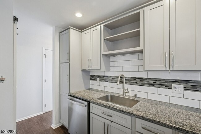 Building Photo - 13 Winding Brook Rd