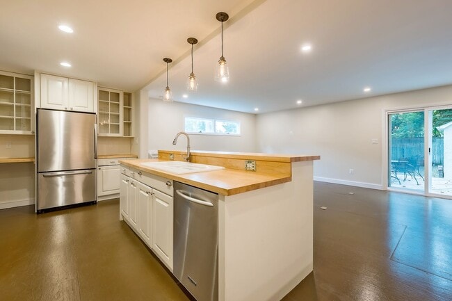 Building Photo - Classic Chevy Chase Charm in NW DC Availab...