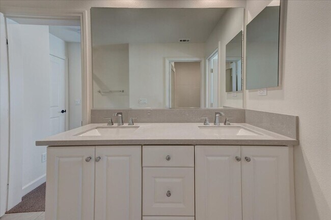 Building Photo - 946 Blackstone Dr