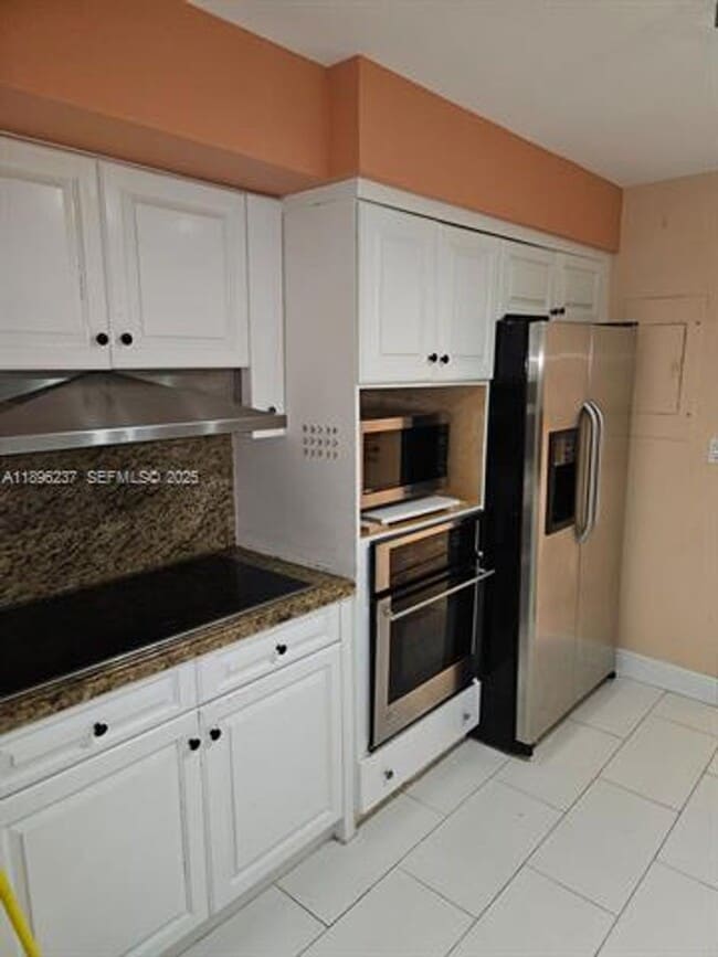 Building Photo - 1800 NE 114th St