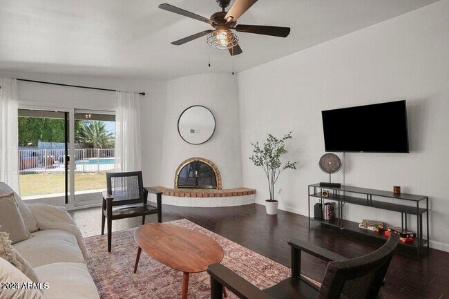 Building Photo - 3915 E Larkspur Dr