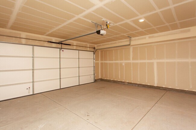 Building Photo - 8981 Quail Fls Dr