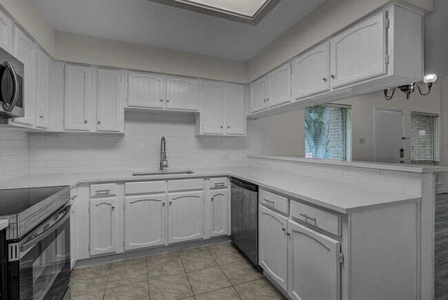 Building Photo - 13975 Hollowgreen Dr