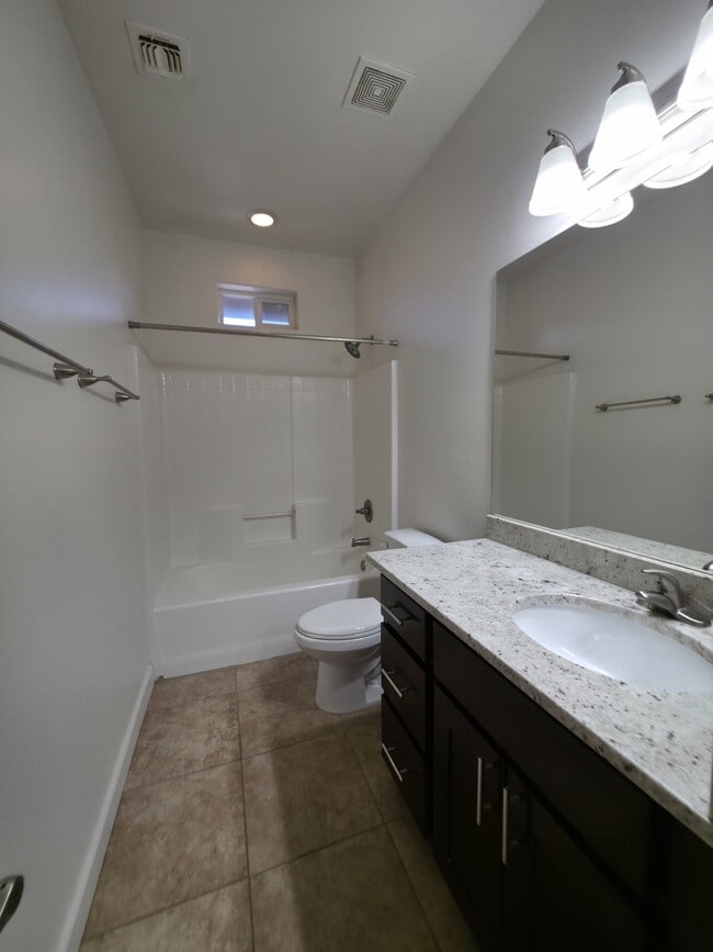 Building Photo - 2512 W Pikes Peak Dr