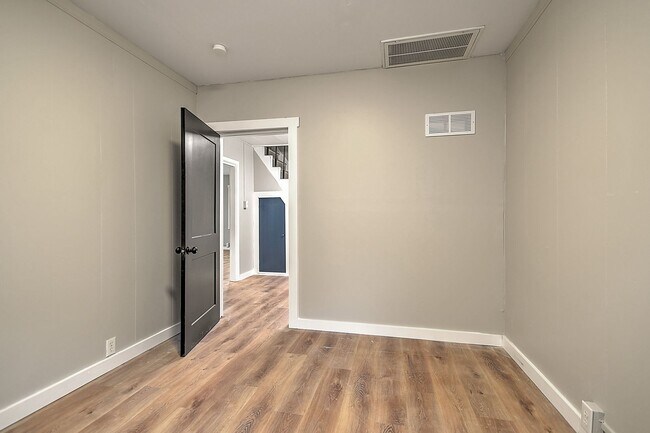 Building Photo - 1712 Oaklawn St