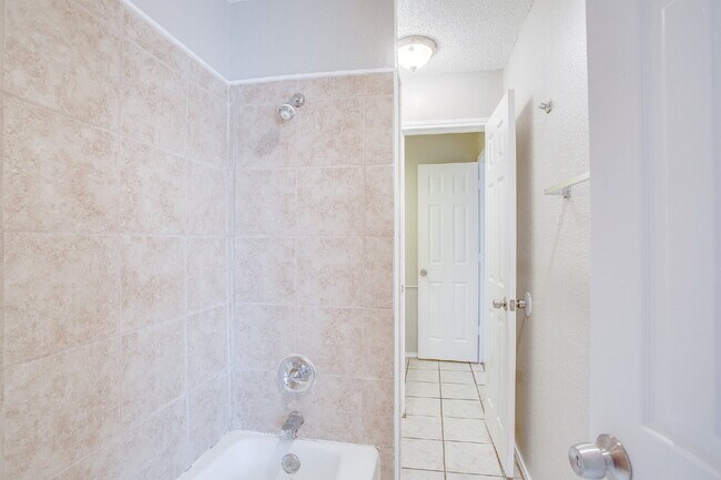 Building Photo - Fully updated 2/1.5/1 in Frenship!
