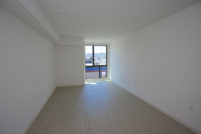 Interior Photo - 1335 Folsom St