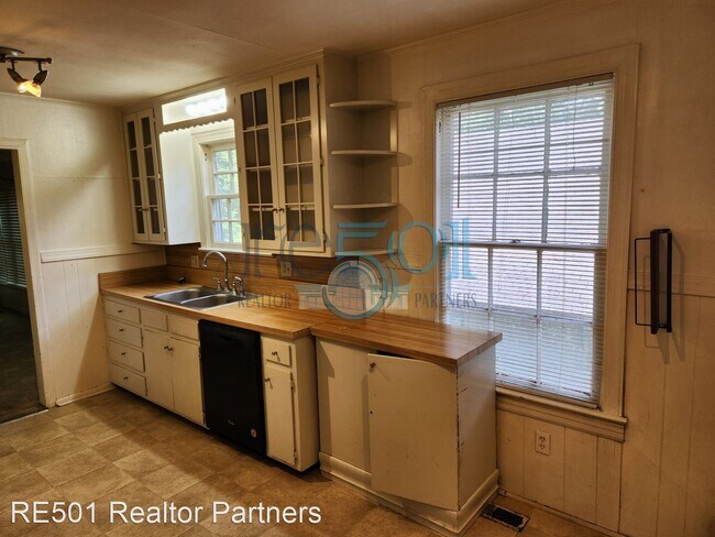 Building Photo - 2 br, 1 bath House - 320 S. Maple Street