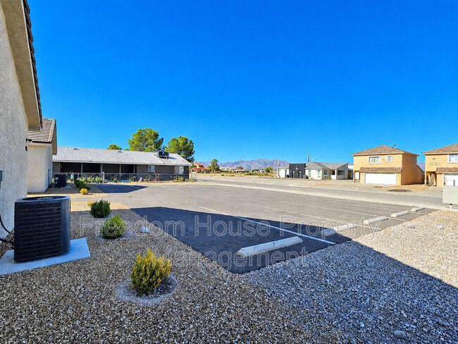 Building Photo - 1121 Sixshooter Ave