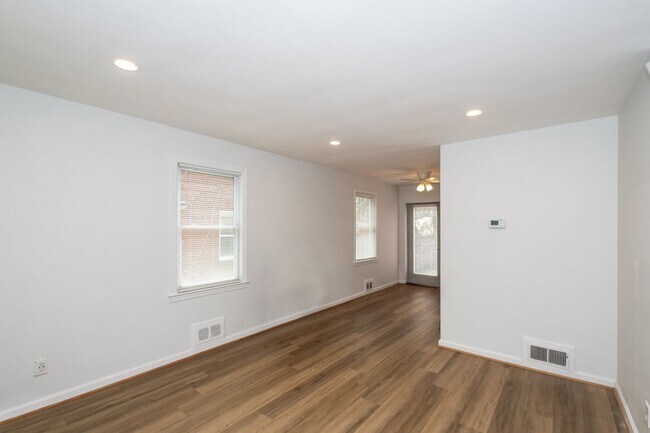 Building Photo - Spacious Starter home with full basement and parking