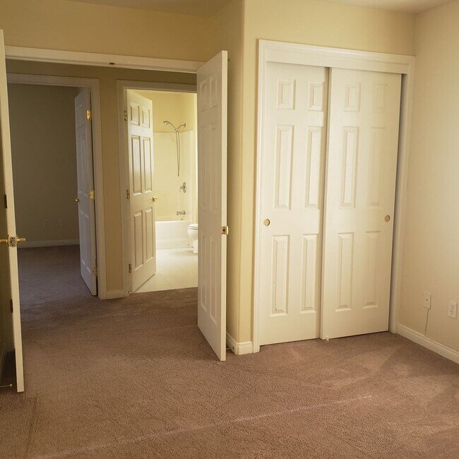 Building Photo - 722 Spring Meadow Ct