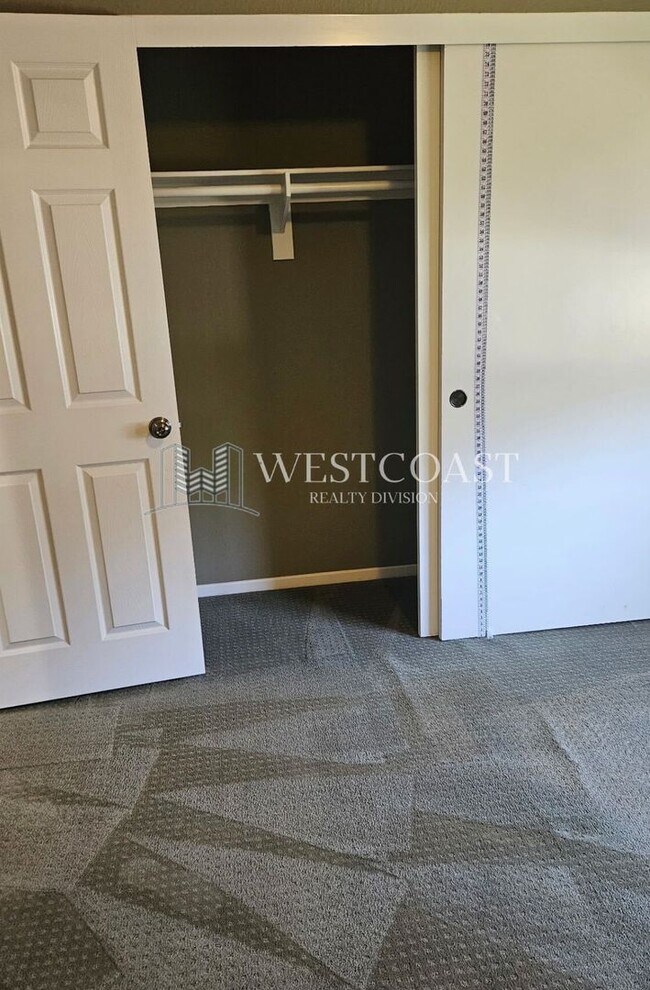 Building Photo - Elegant 3-Bedroom Home in Gated Vista Comm...