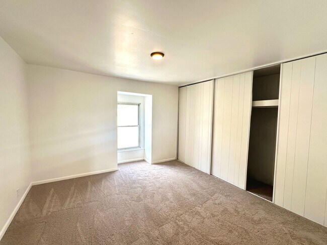 Building Photo - Renovated 2 Bed, 1 Bath Apartment in Sharp...