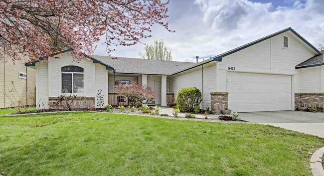 Building Photo - Bristol Heights Beauty: Single-Level 3-Car Garage Home with Private Backyard