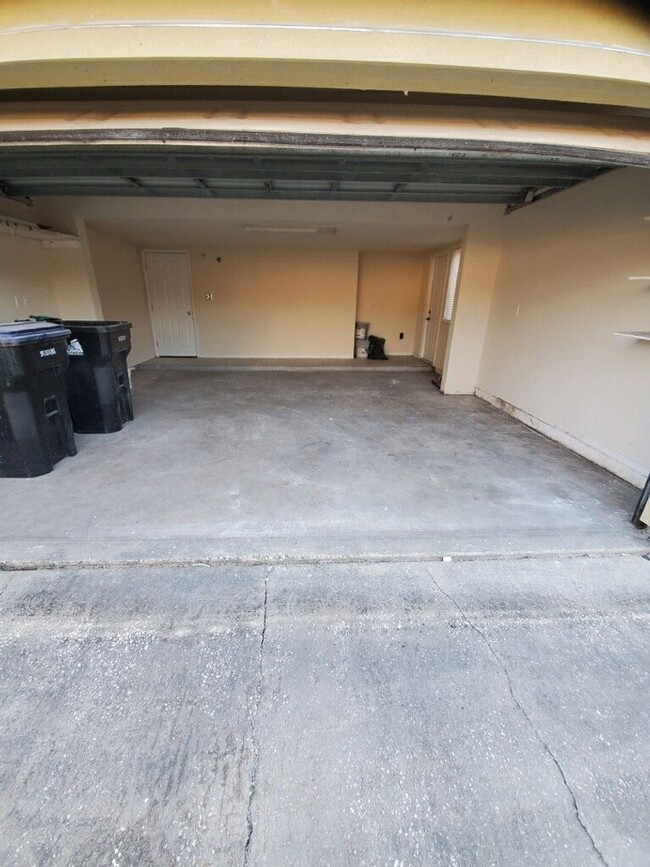 Building Photo - MOVE IN NOW! 4x3 Screened in pool home!!! ...