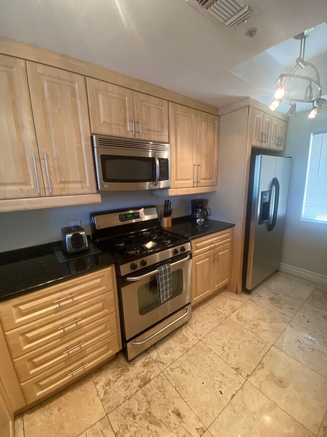Building Photo - Amazing 2 bedroom furnished condo 1 block ...