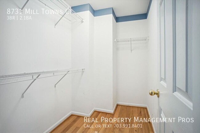 Building Photo - Bright & Spacious End-Unit Townhome – Perf...