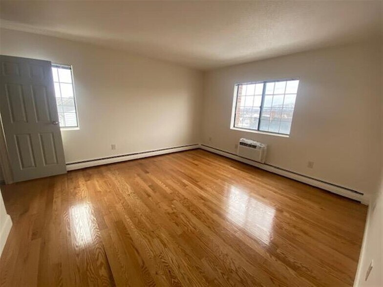 Building Photo - 474 Broadway