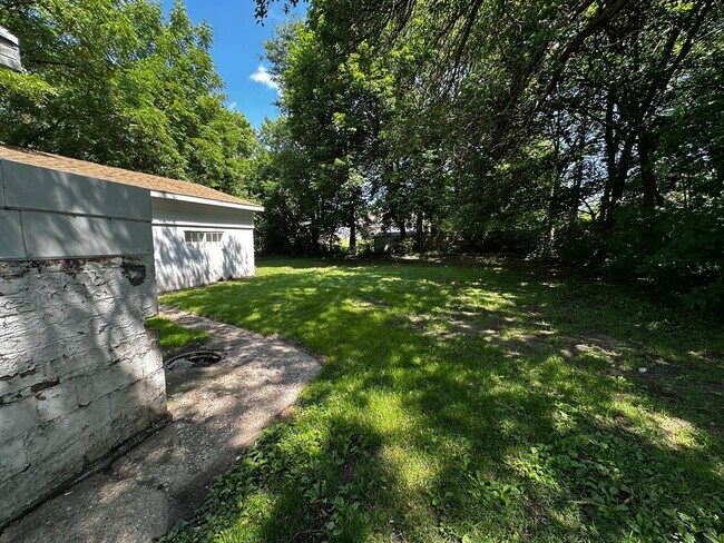 Building Photo - 723 W Shirland Ave