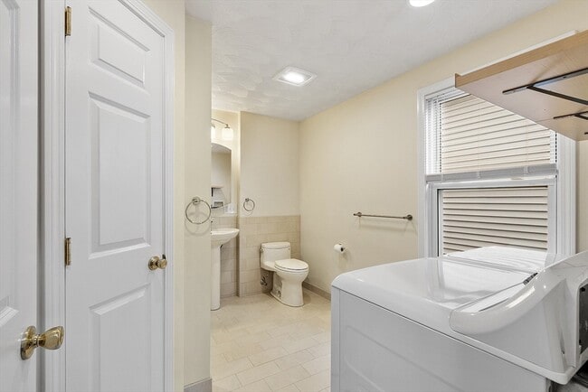 Building Photo - 17 Parker St