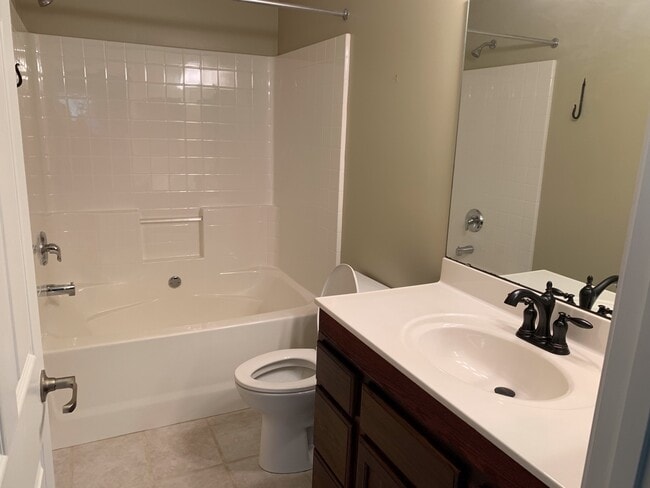 Building Photo - 2BR, 2.5 Ba End unit townhouse in Pikes Place