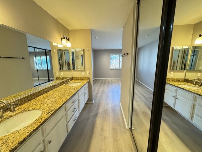 Building Photo - Bright and Airy 2Bd/2Ba Condo w/AC, W/D an...