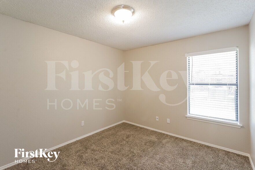 Building Photo - 701 Long Hill Ct