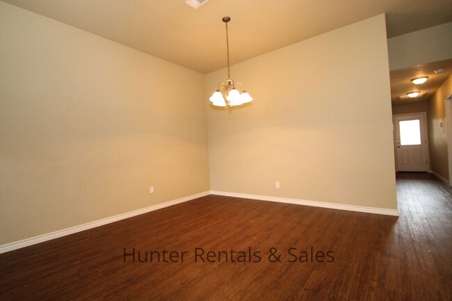 Building Photo - Luxury Duplex!