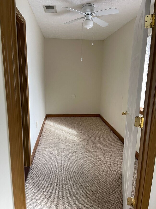 Building Photo - 2 bed 1 bath duplex on Barber St.