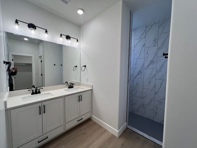 Building Photo - 702 Cedar Hl Dr