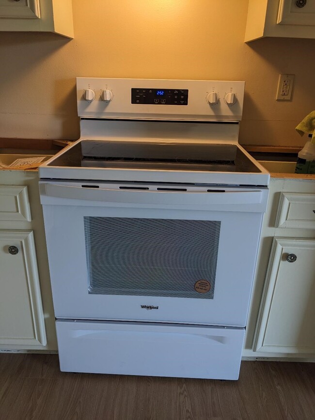 New Self Cleaning Oven - W150S6941 Cornell Cir