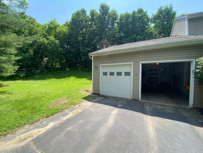 Building Photo - 3 Bedroom Home Colchester Available 8/15th!