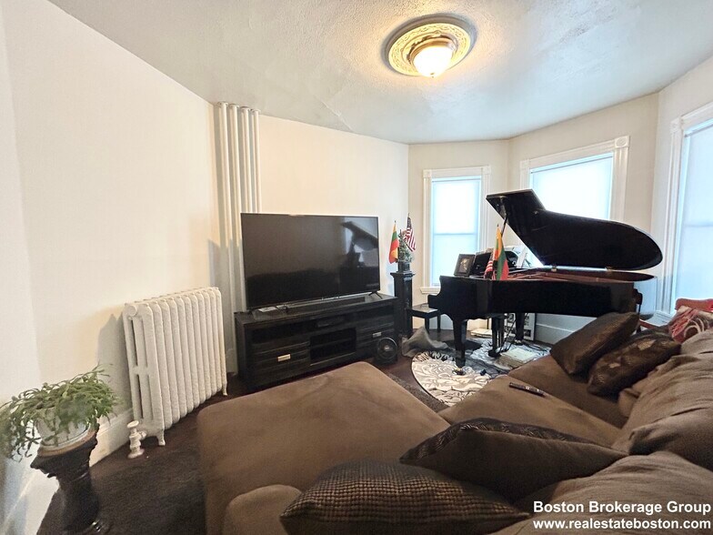 Building Photo - 151 E Cottage St