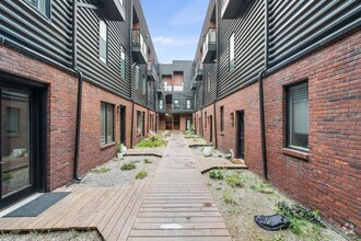 Building Photo - 4 Bed 3.5 Bath Townhomes 2176 sqft