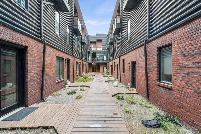 Primary Photo - 4 Bed 3.5 Bath Townhomes 2176 sqft