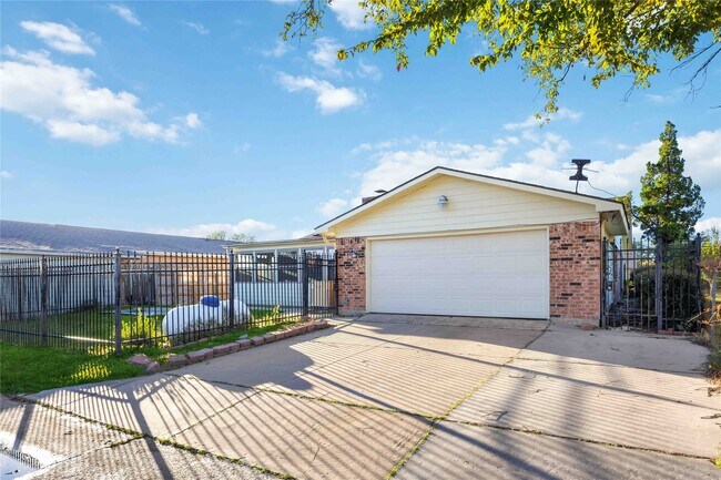 Building Photo - 14515 Merry Meadow Dr