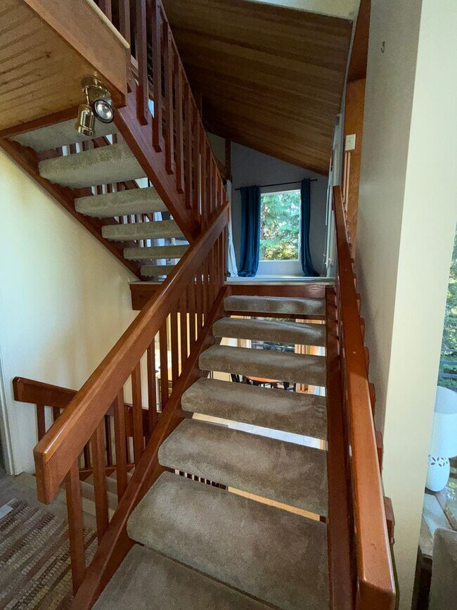 Building Photo - Cozy Huge 1 Bed with Loft and 2.5 Bath - H...