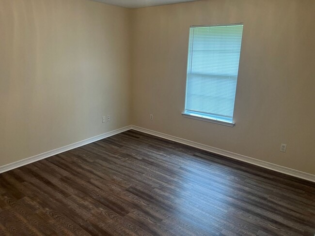 Building Photo - Located in the gated community of Parker's...