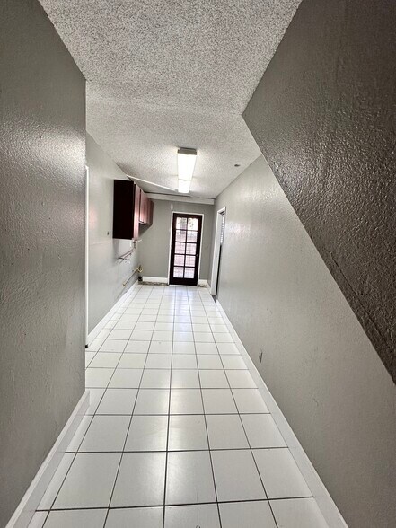 Building Photo - 2415 Mercedes Ave