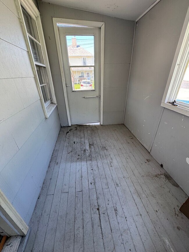 Building Photo - 2 bedroom 1 bath home in East Moline