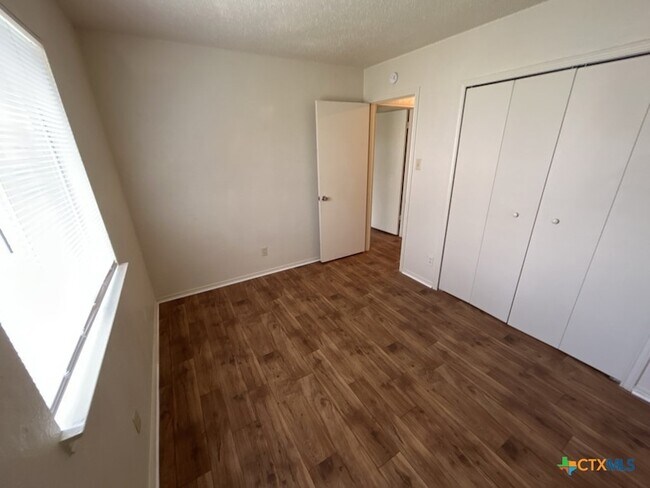 Building Photo - 2108 Carousel Dr