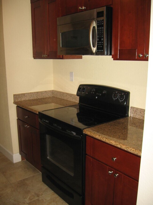 Building Photo - 2x2 unit
