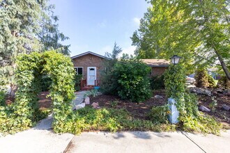 Building Photo - Charming Ranch in North Longmont!!!