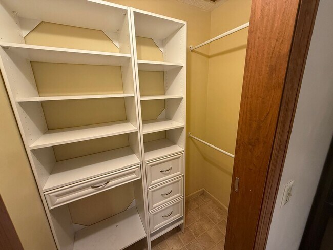 Building Photo - Big on Space. Big on Convenience. Big on Comfort.