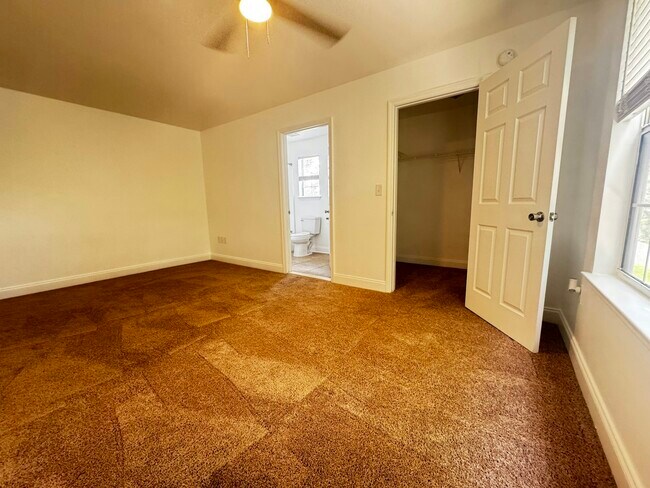Building Photo - 102 White Dr