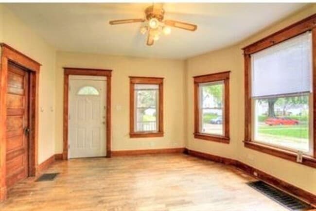 Building Photo - 1011 W Tremont St